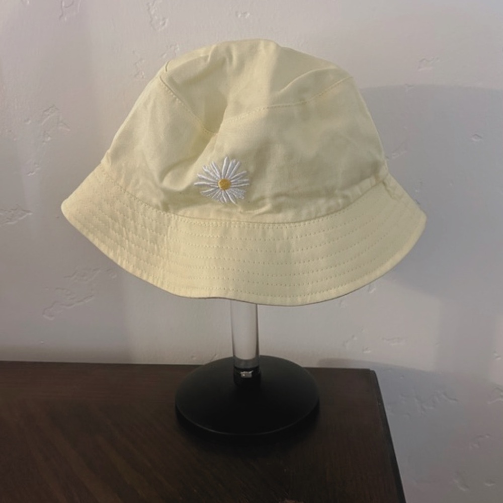nwot daisy yellow/tan reversible bucket hat